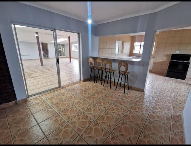 6 BEDROOM HOUSE FOR SALE IN RIVERSDALE